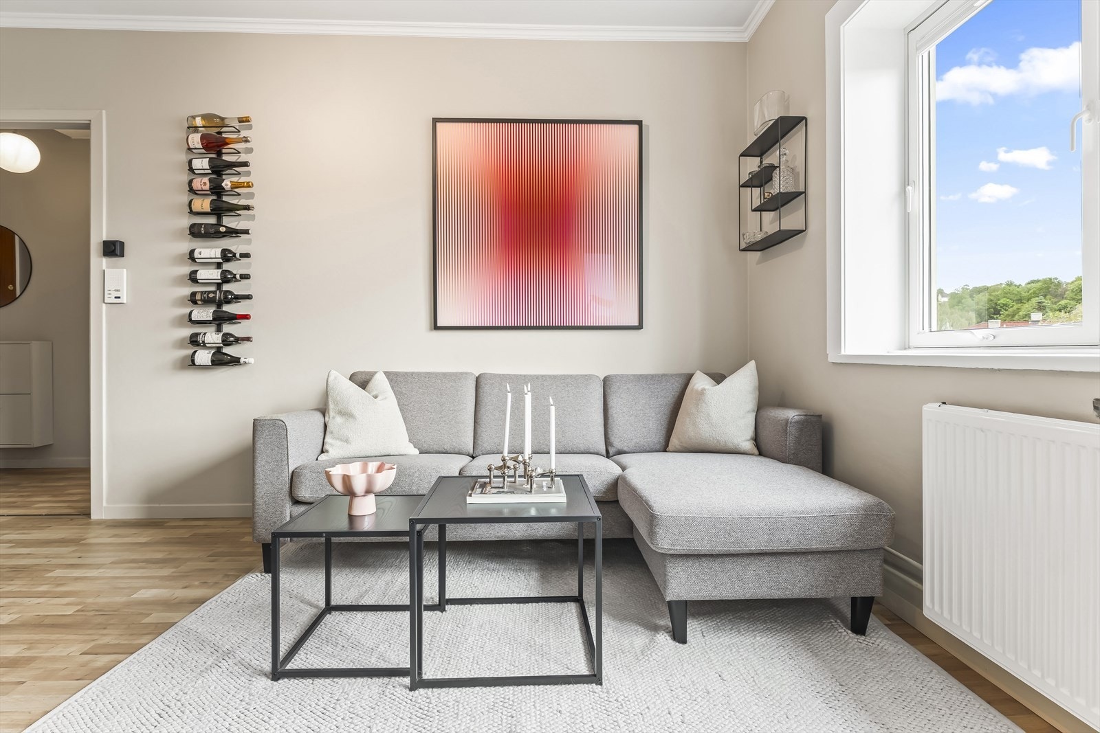 Planløsningen gjør det enkelt å møblere med både sofagruppe, spisebord og øvrig interiør etter eget ønske. Galleribilde