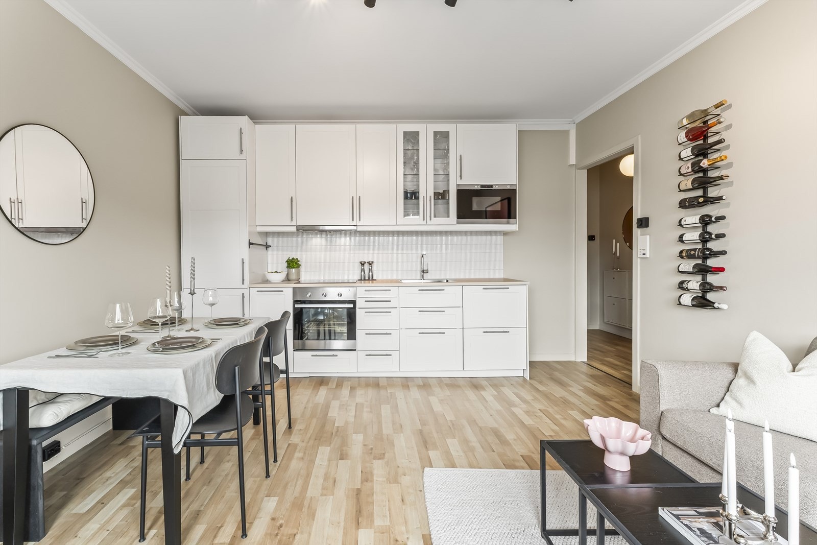 Kjøkkenet er fra IKEA og ble satt inn i 2013. Kjøkkenet er komplett med integrerte hvitevarer: stekeovn, induksjonstopp, mikrobølgeovn, oppvaskmaskin og kjøl/frys. Praktiske detaljer som kullfilterventilator, komfyrvakt og automatisk vannstopper. Galleribilde