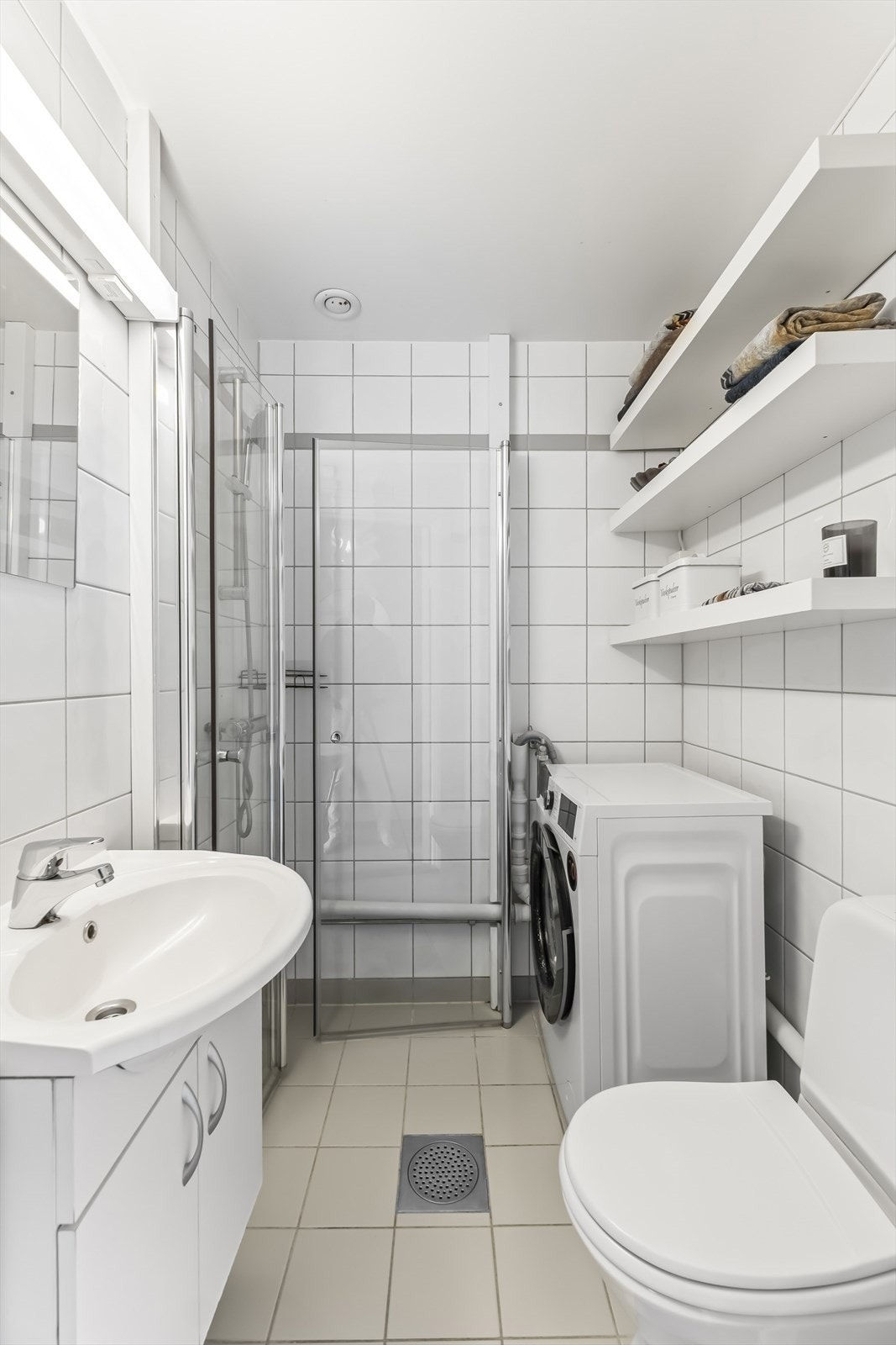 Lyst og flislagt baderom med elektriske varmekabler. Galleribilde