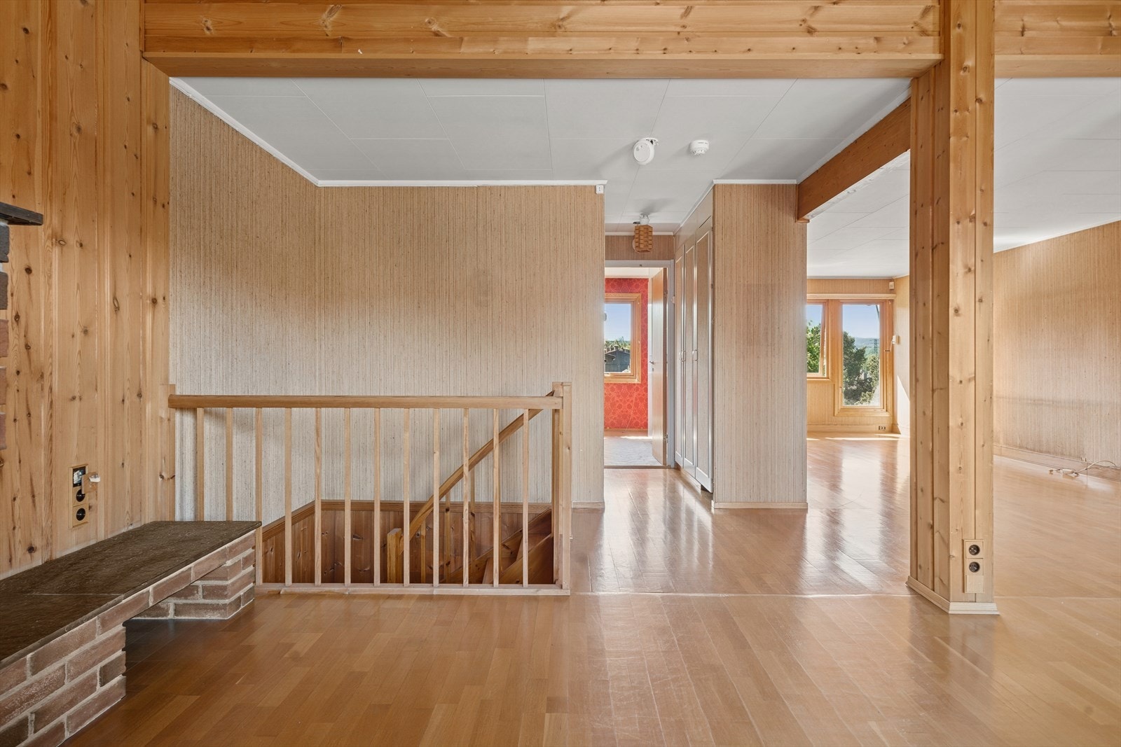 Lys stue som enkelt kan deles inn i to soner - en for hyggelig spisestue, og en for sofagruppe. Galleribilde