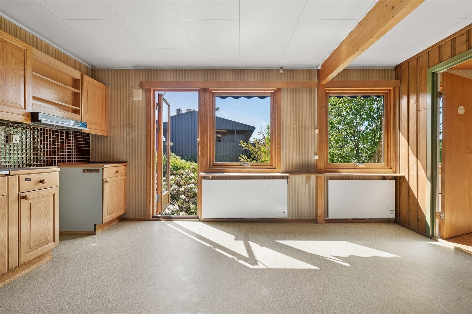 Fra kjøkkenet er det utgang til den solrike hagen, hvor familievennlige sammenkomster kan nytes. Galleribilde