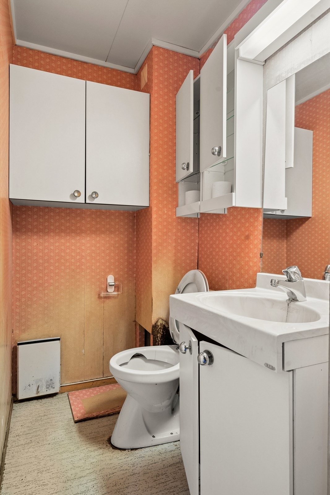 Eldre toalettrom med behov for renovering. Galleribilde