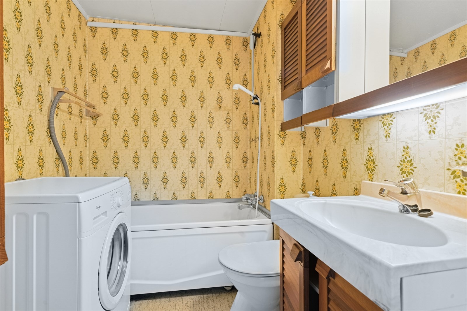 Plass for vaskemaskin. Naturlig avtrekk. Oppvarming med stråleovn. Galleribilde