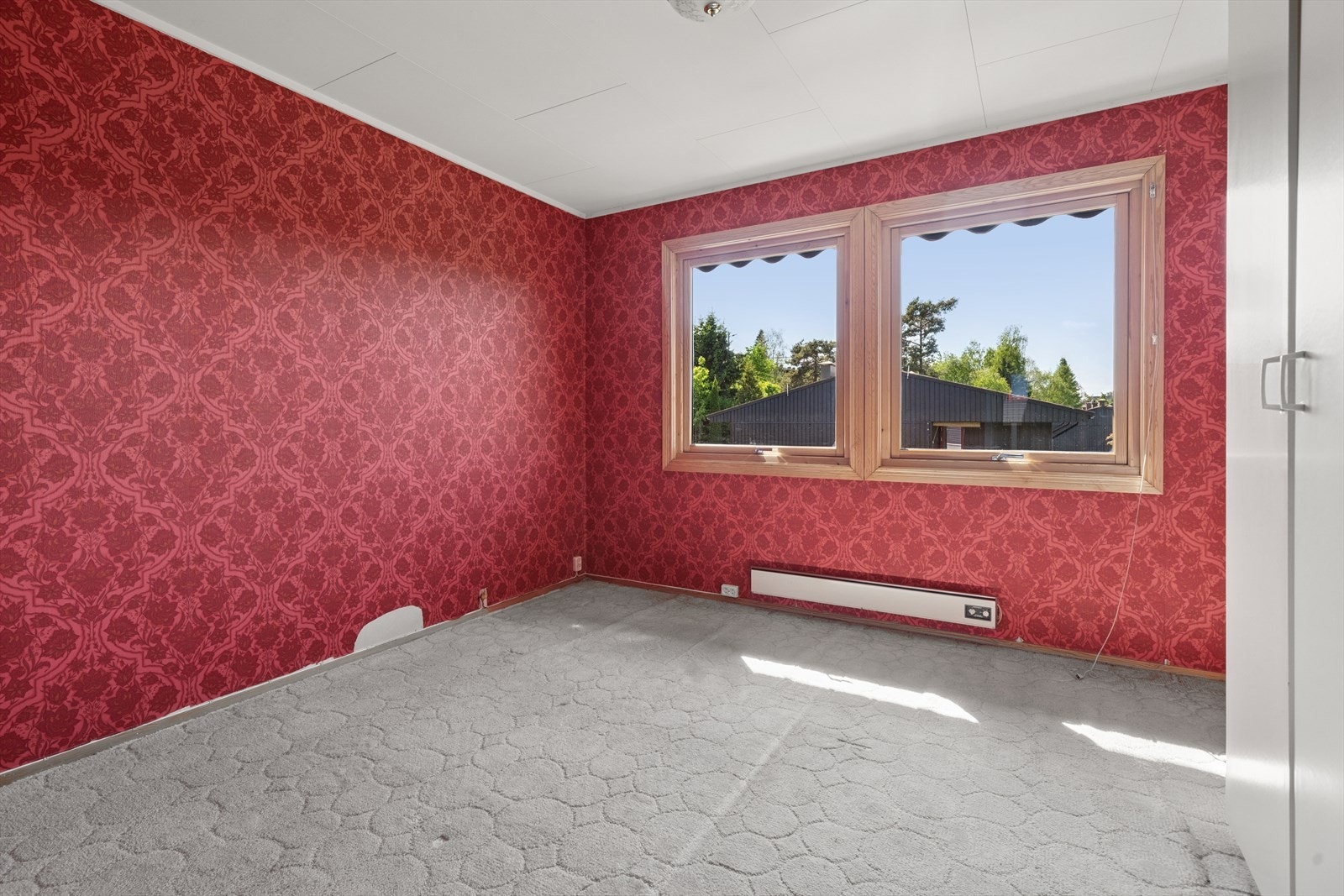Soverom nr 2 som fint kan benyttes som hovedsoverom. Galleribilde