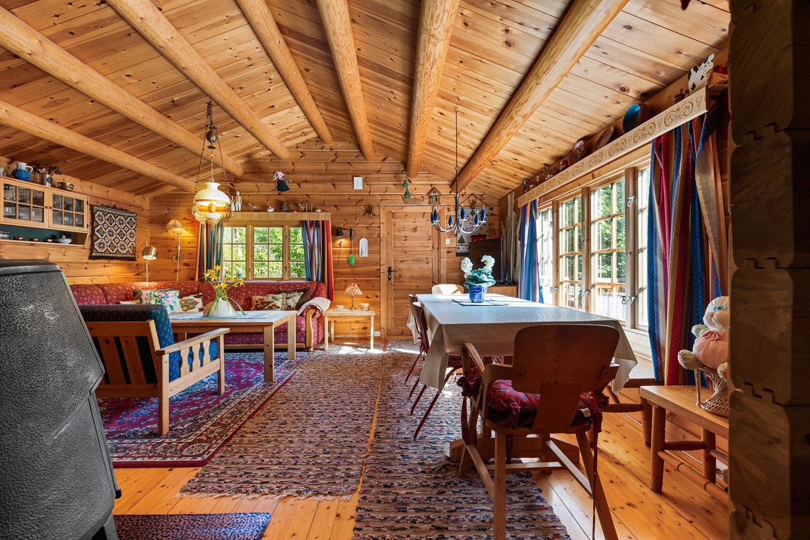 På stuen er det god plass til både spise- og sittegruppe. Galleribilde