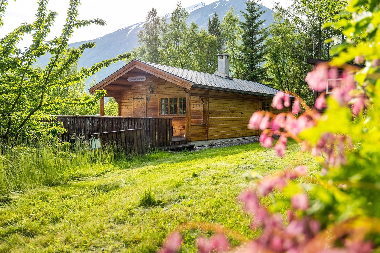 Hytten ligger i idylliske omgivelser i hyttefeltet Gjerde i Valldal. Galleribilde