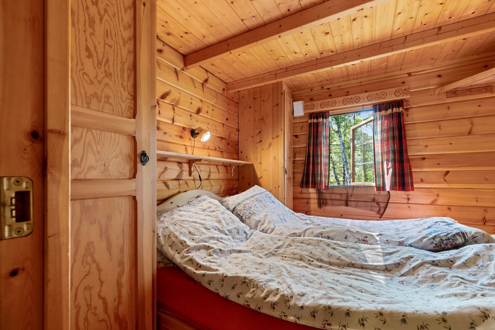 Hovedsoverom med plassbygde garderobeskap. Galleribilde