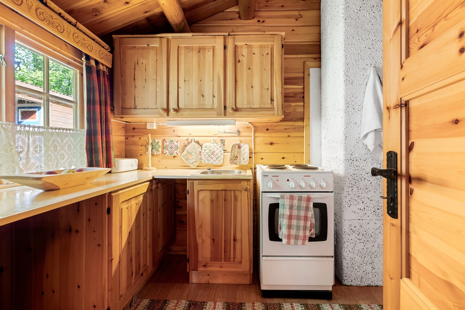 Kjøkkenet har kjøkkeninnredning med profilerte furufronter. Galleribilde