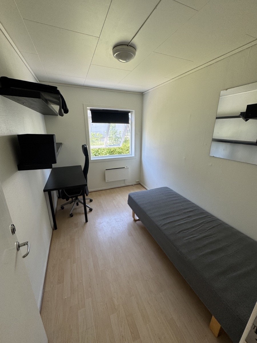 Rom nr 5 5200kr - det eneste ledige rommet- står en 120cm seng der nå Galleribilde