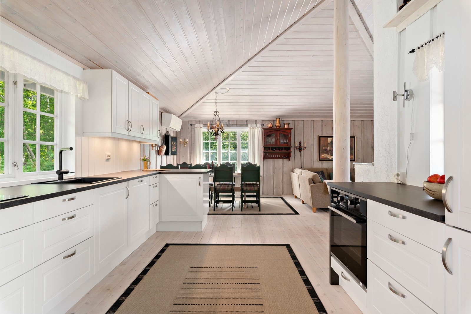 Praktisk med innredning på begge sider av rommet. Galleribilde