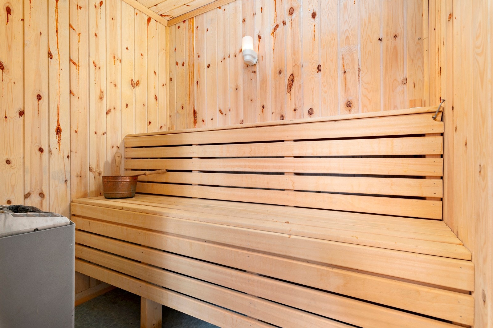 Badstuen har ovn med 3 KW. Plassbygde benker. Galleribilde