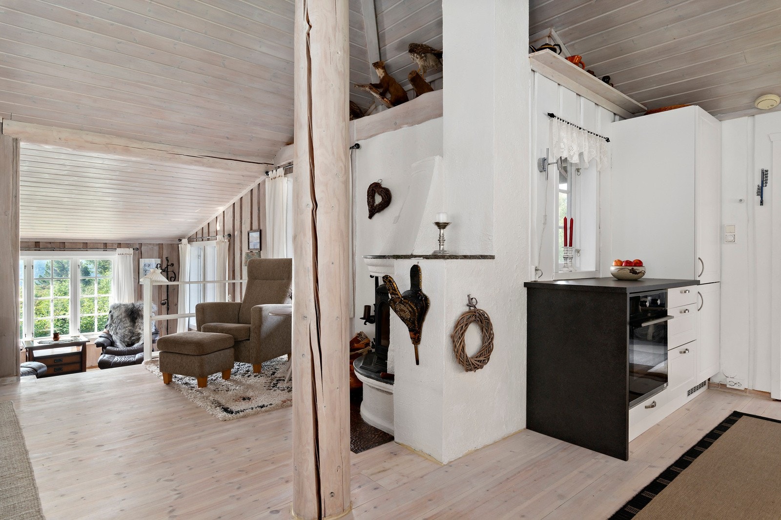 Rommet er formet i vinkel noe som gjør møblering enklere. Galleribilde