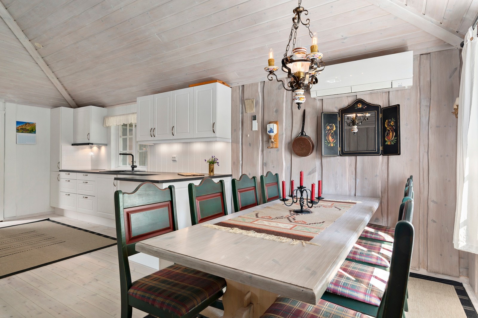 Det er plass til stort spisebord som rommer hele storfamilien. Galleribilde