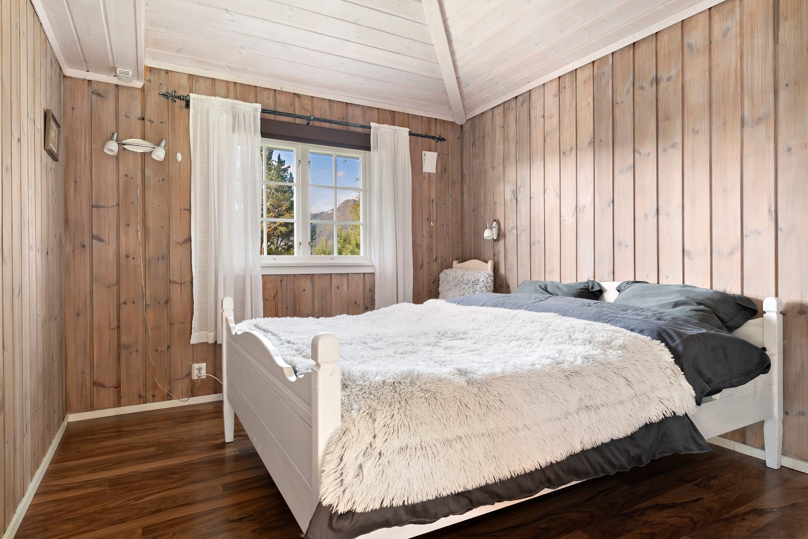 Soverommet er romslig og har samme materialvalg som annekset forøvrig. Galleribilde