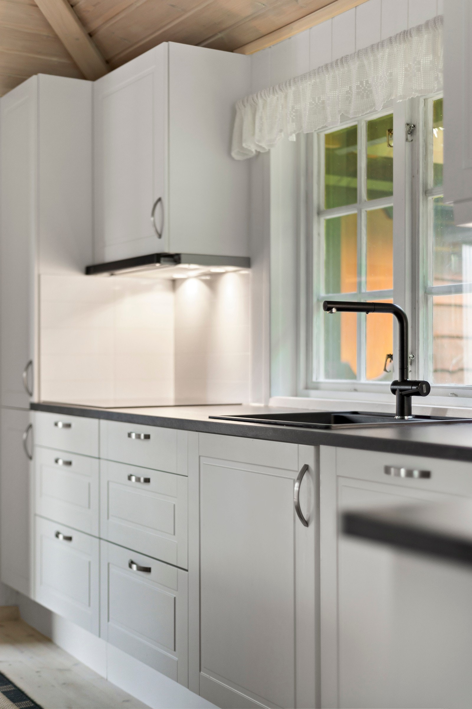 Kjøkken med innredning fra HTH med integrerte hvitevarer. Galleribilde