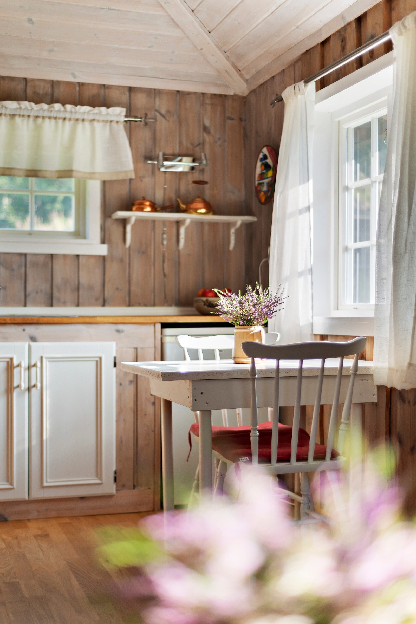 Her har man flott utsikt til det omkringliggende - tenk å kose seg med mogenkaffien her. Galleribilde