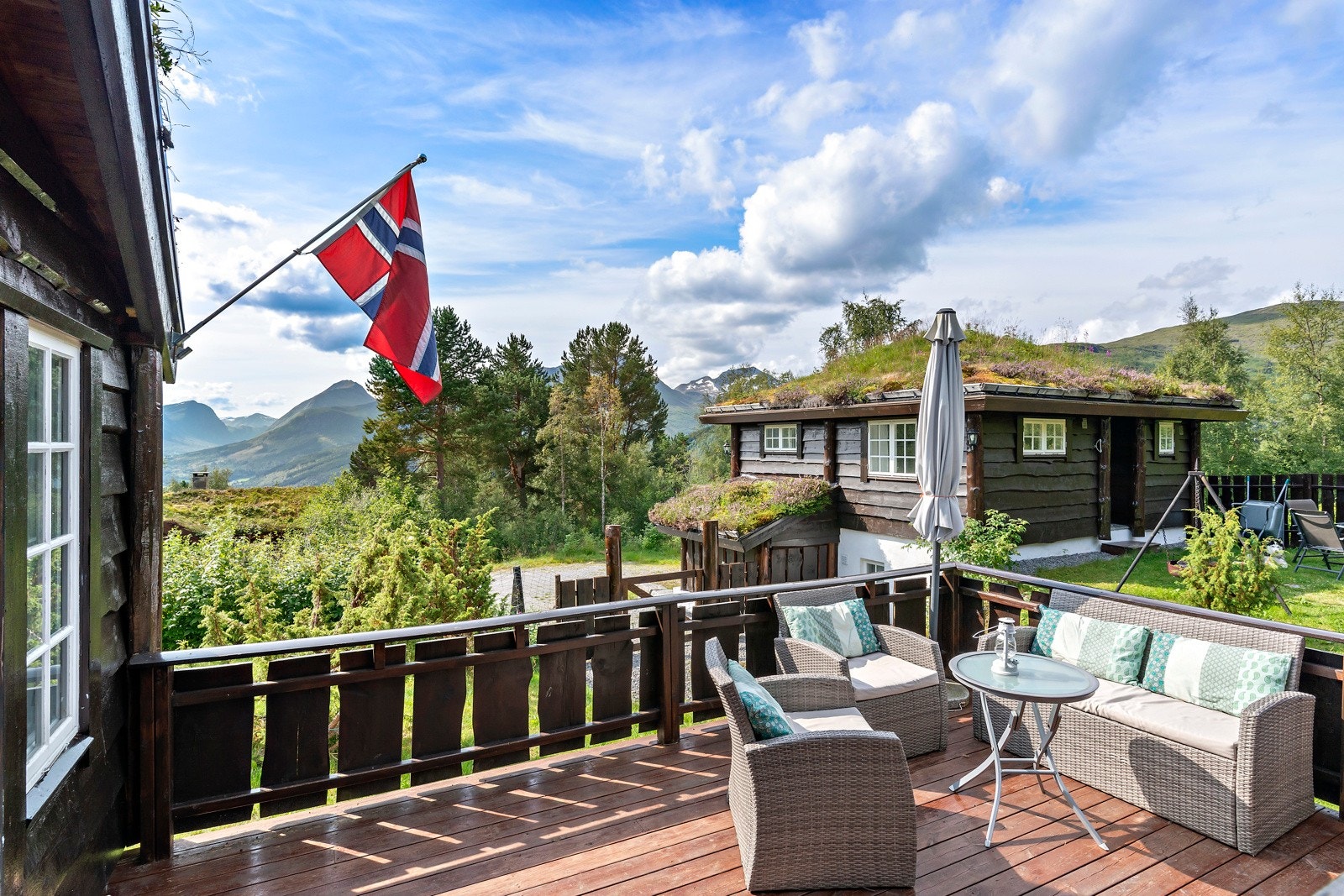 Stor veranda utenfor hytta. Her er god plass til utemøbler. Galleribilde