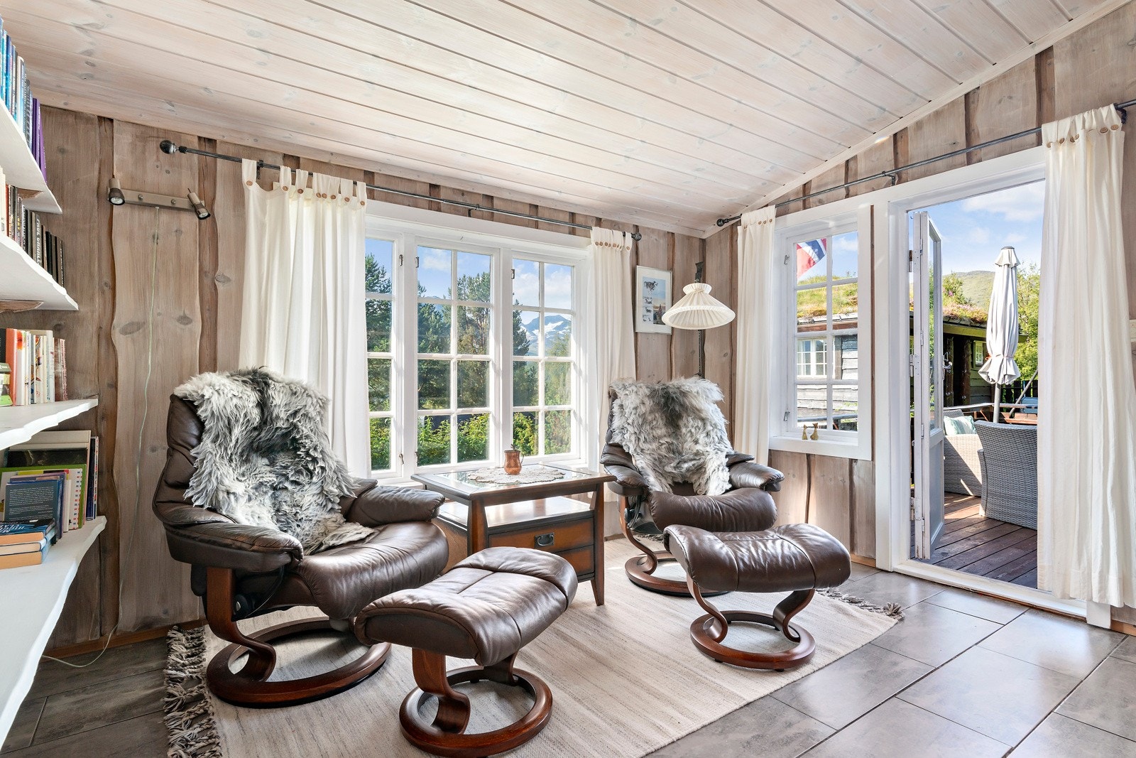 Stuen går over to plan. Her fra nederste planet. Galleribilde