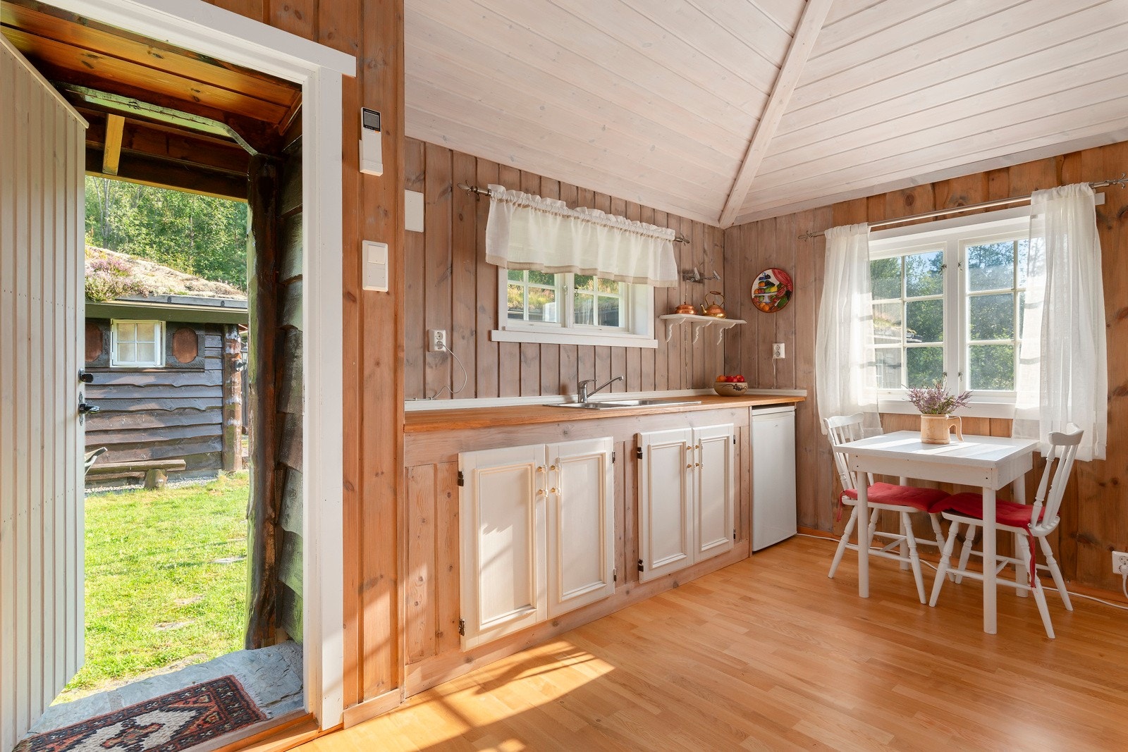 Trivelig kjøkkenkrok med plass til spisebord ved kjøkkenet. Galleribilde