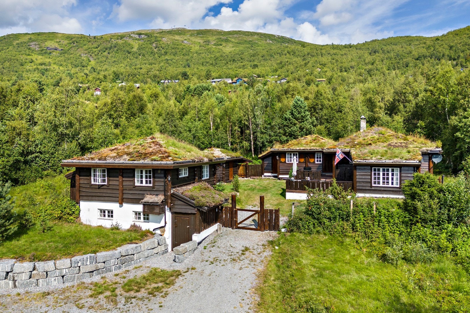 Eiendommen ligger fint til med gode sol- og utsiktsforhold. Galleribilde