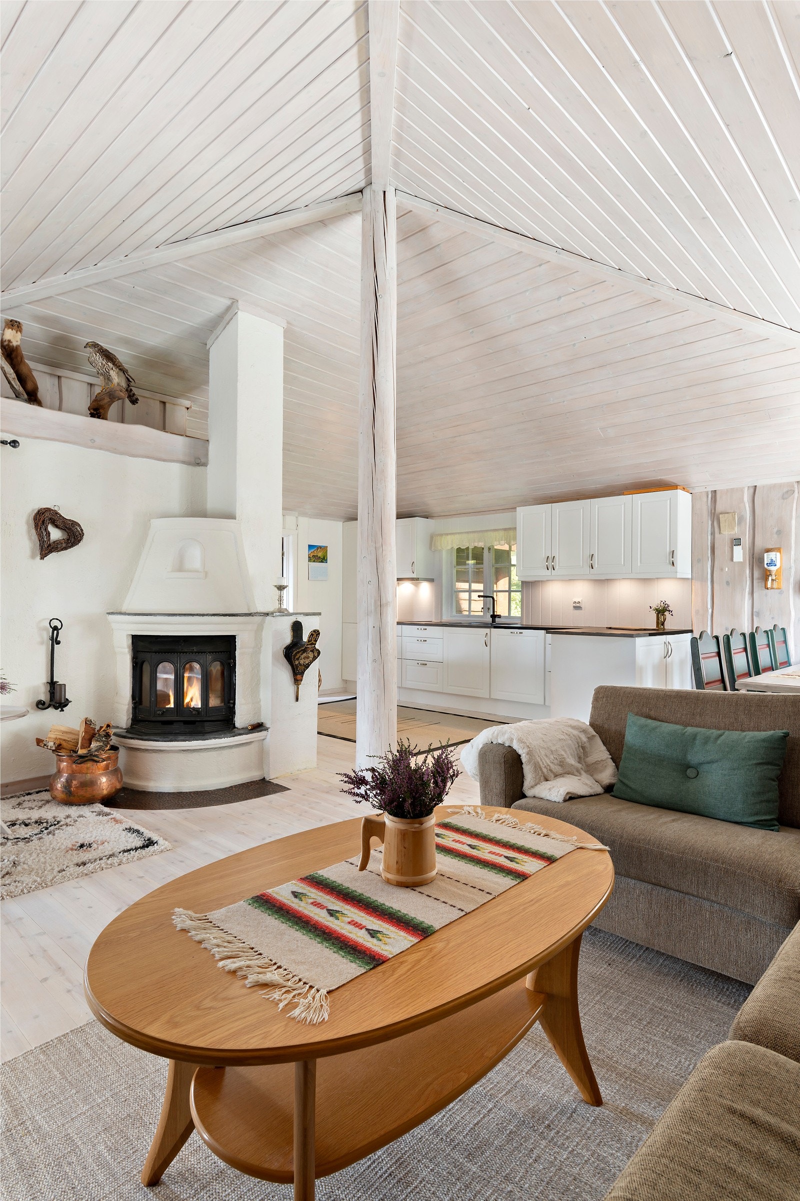 Det er god takhøyde som gir en god romfølelse i rommet. Galleribilde