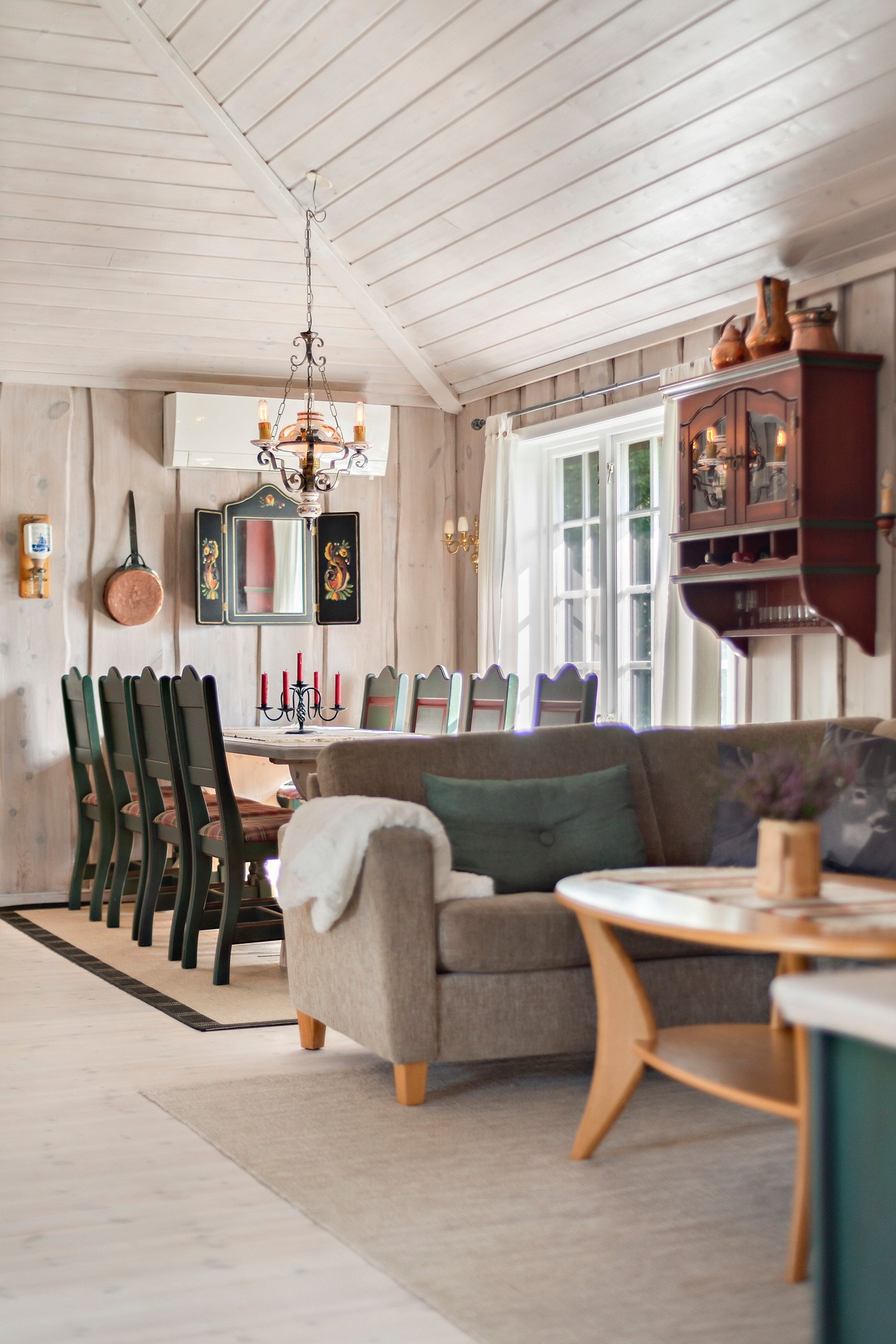 Stuen har god plass til både sofagruppe og spisestue. Galleribilde