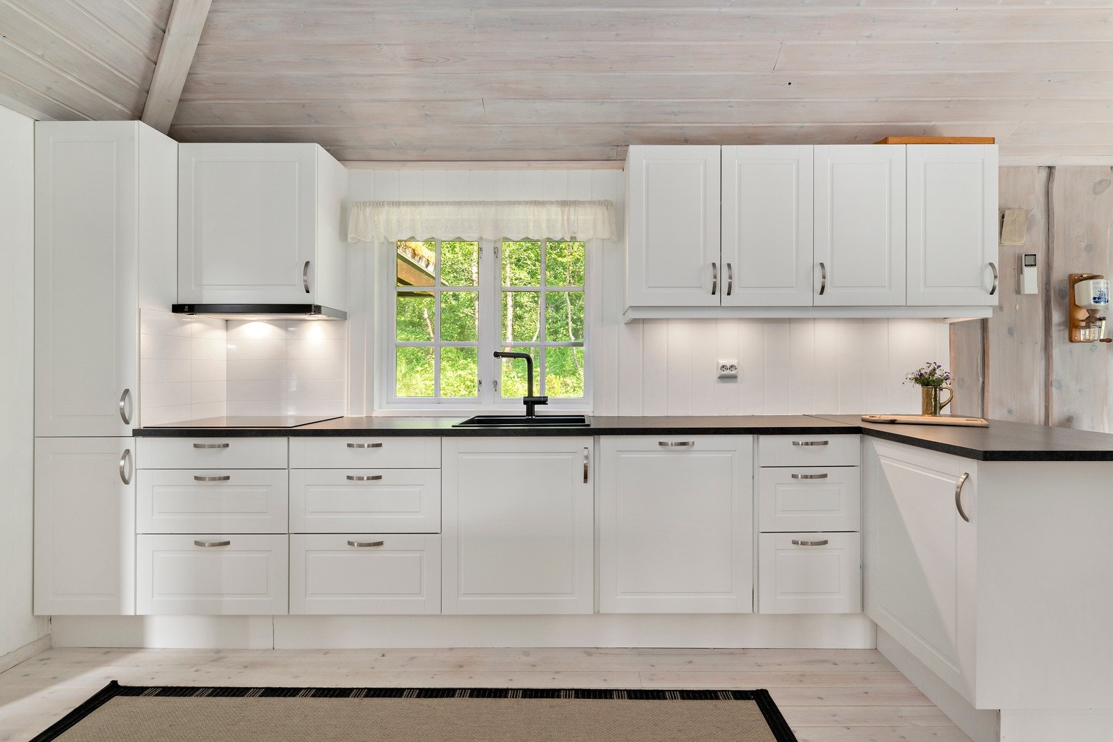 Kjøkkenet har godt med både skap- og benkeplass. Et praktisk og godt kjøkken. Galleribilde