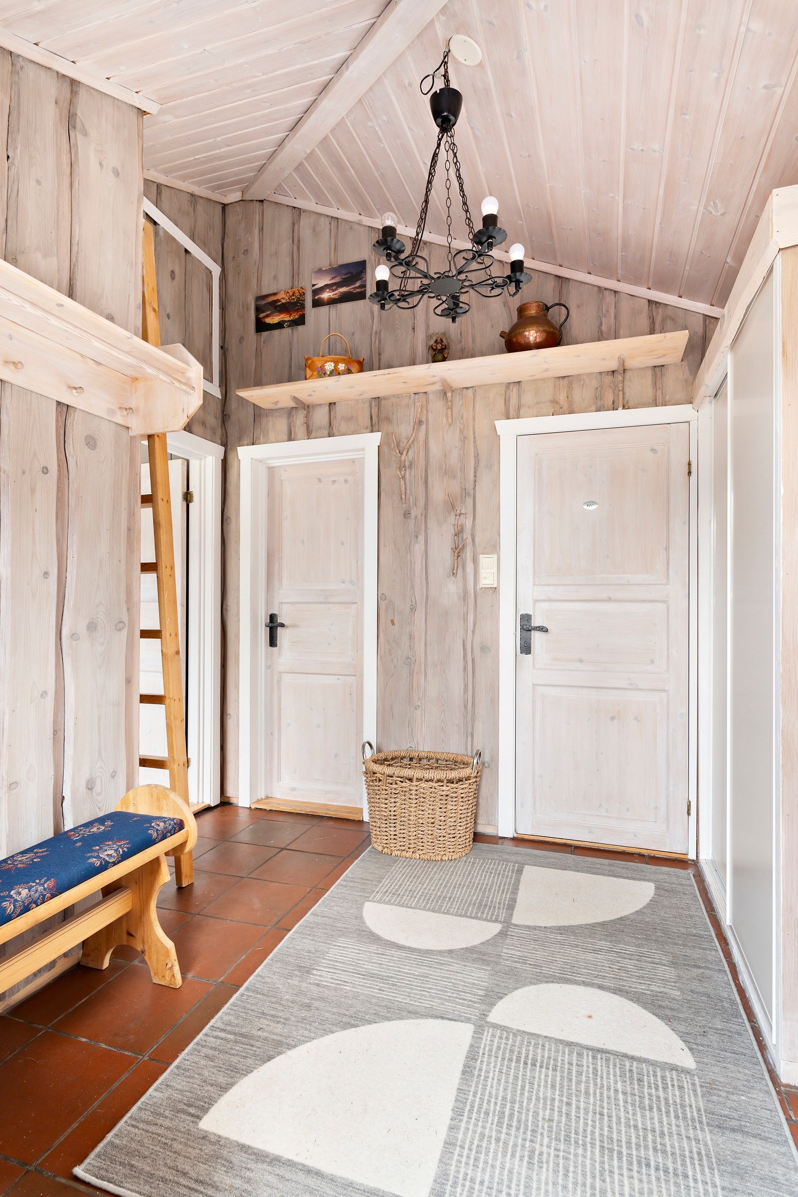 Det er to soverom med fin størrelse og bad i hytta. Galleribilde