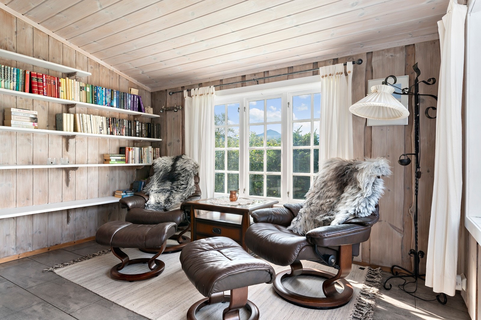 Her er god plass til en liten sofa eller godstoler. Så her ligger forholdene godt til rette for å sette seg ned med en god bok. Galleribilde