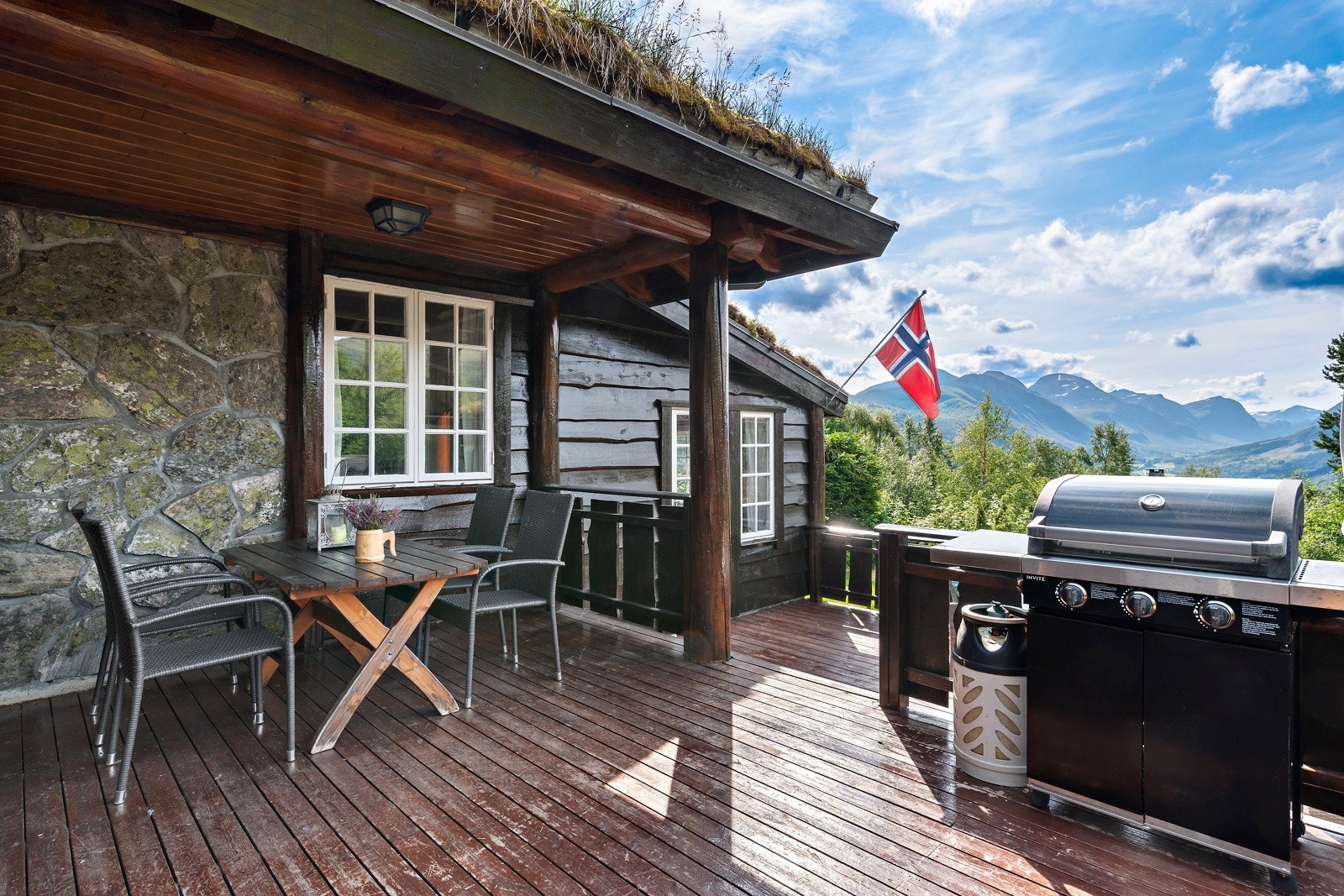 Verandaen er helt skjermet da eiendommen ligger som den siste i veien.. Galleribilde