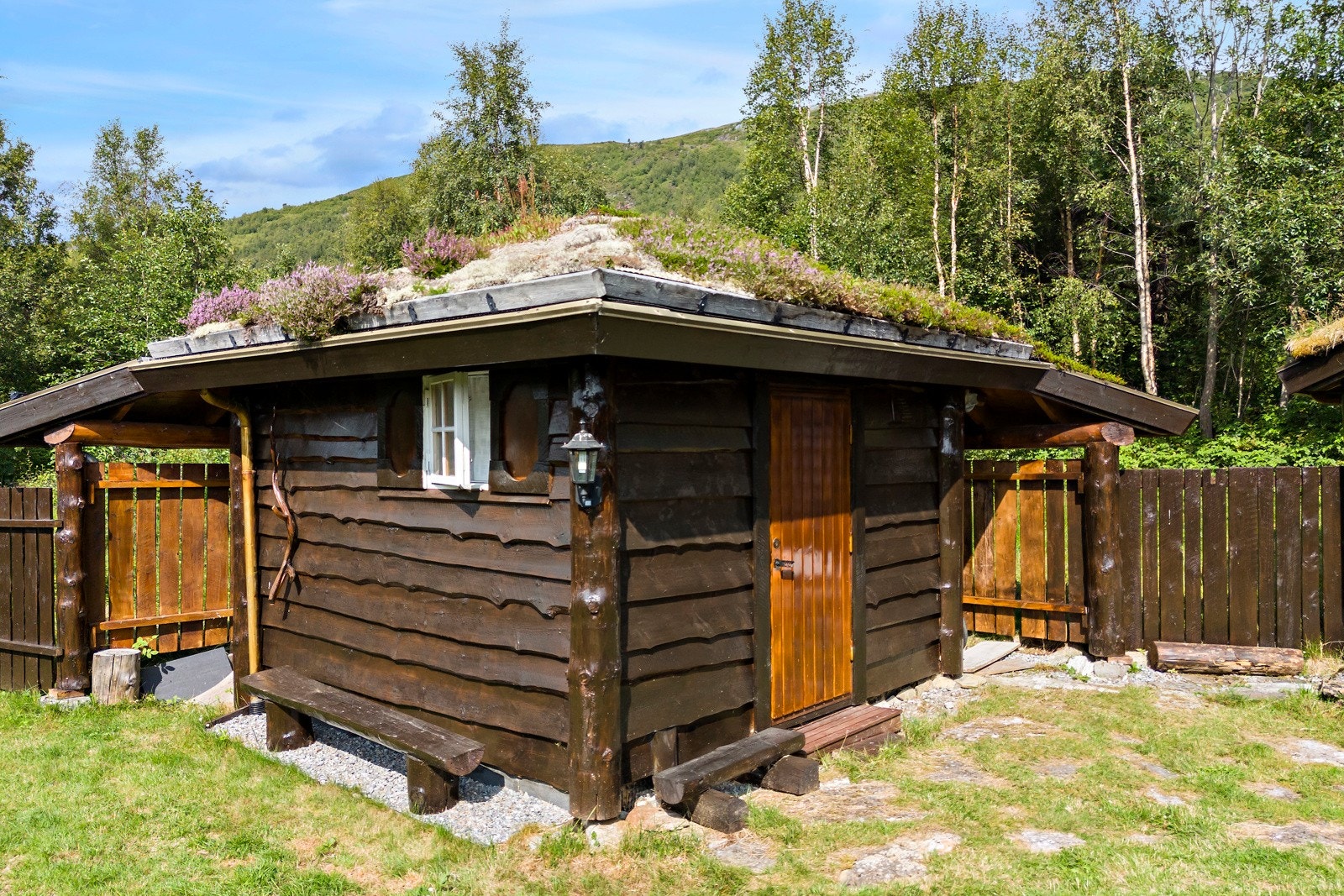 Badehuset ligger fint til bak på tomten. I bakkant av dette er det god lagringplass til blant annet ved. Galleribilde