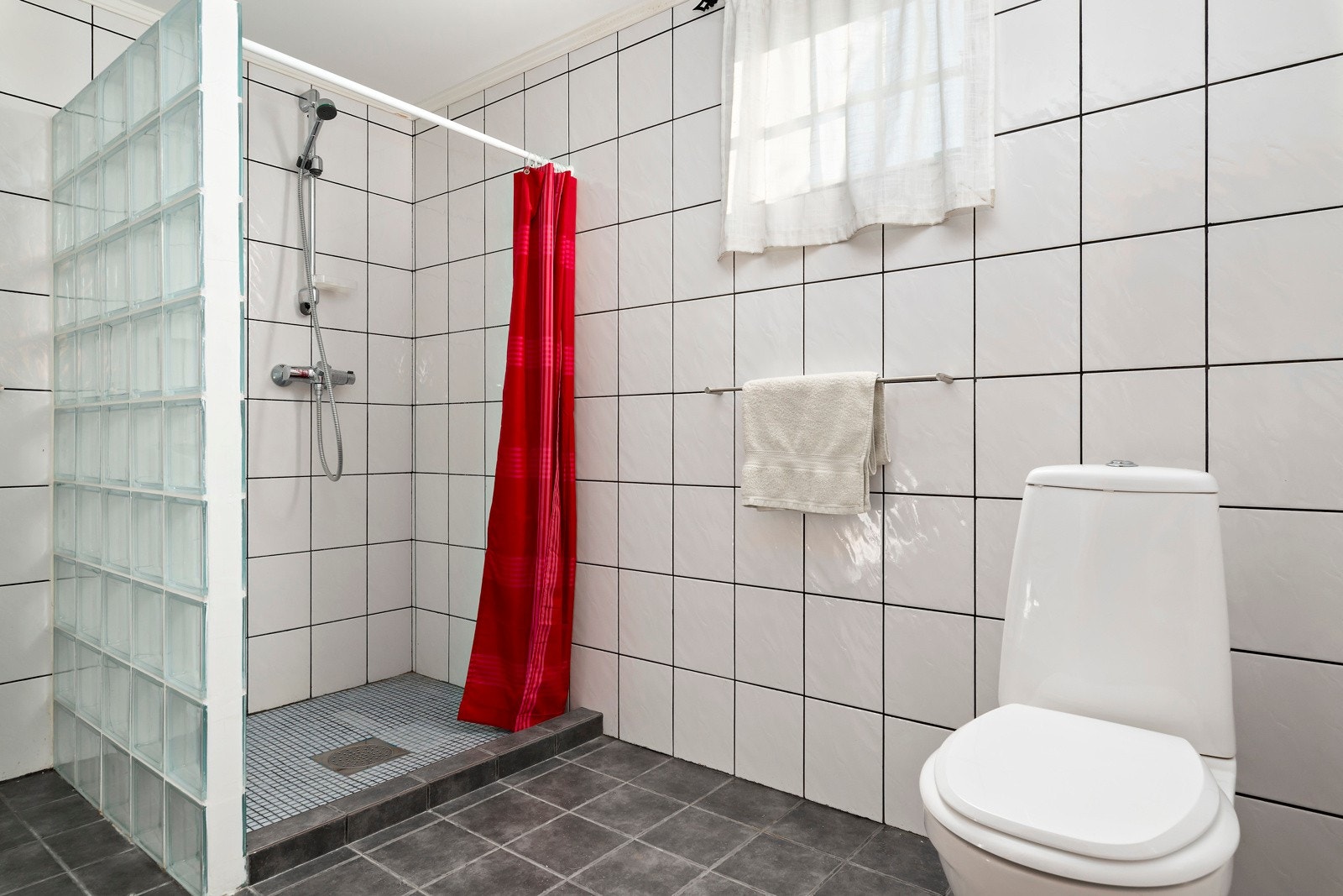 Bad med dusj, toalett - Galleribilde