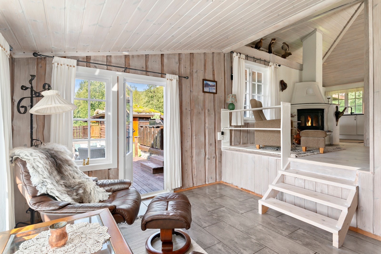 Det er utgang til den store verandaen fra stuen. Galleribilde