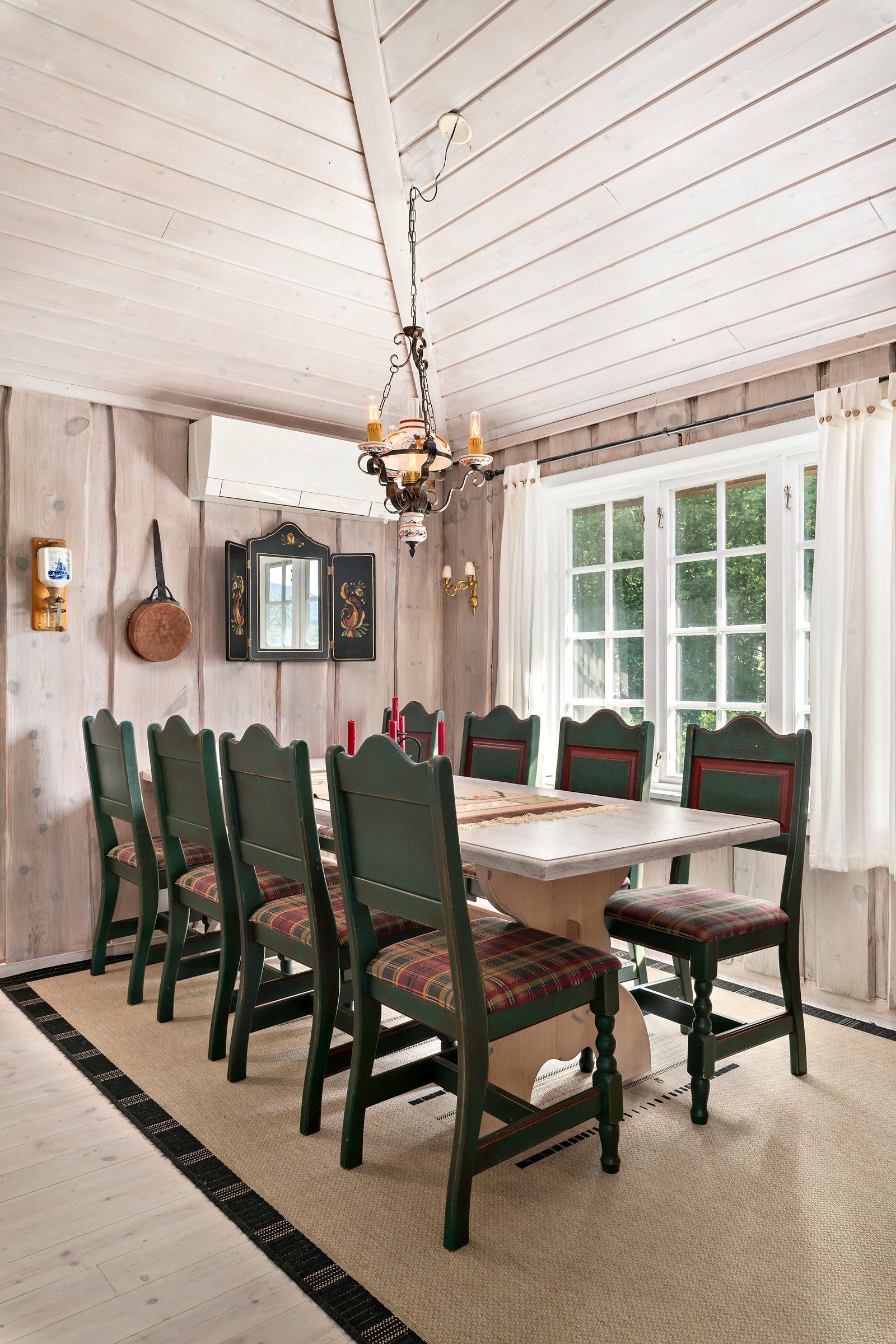 Her er det god plass til både venner og familie i hyggelig lag. Kjekt med så stor plass siden det er godt med soveplasser på eiendommen. Galleribilde