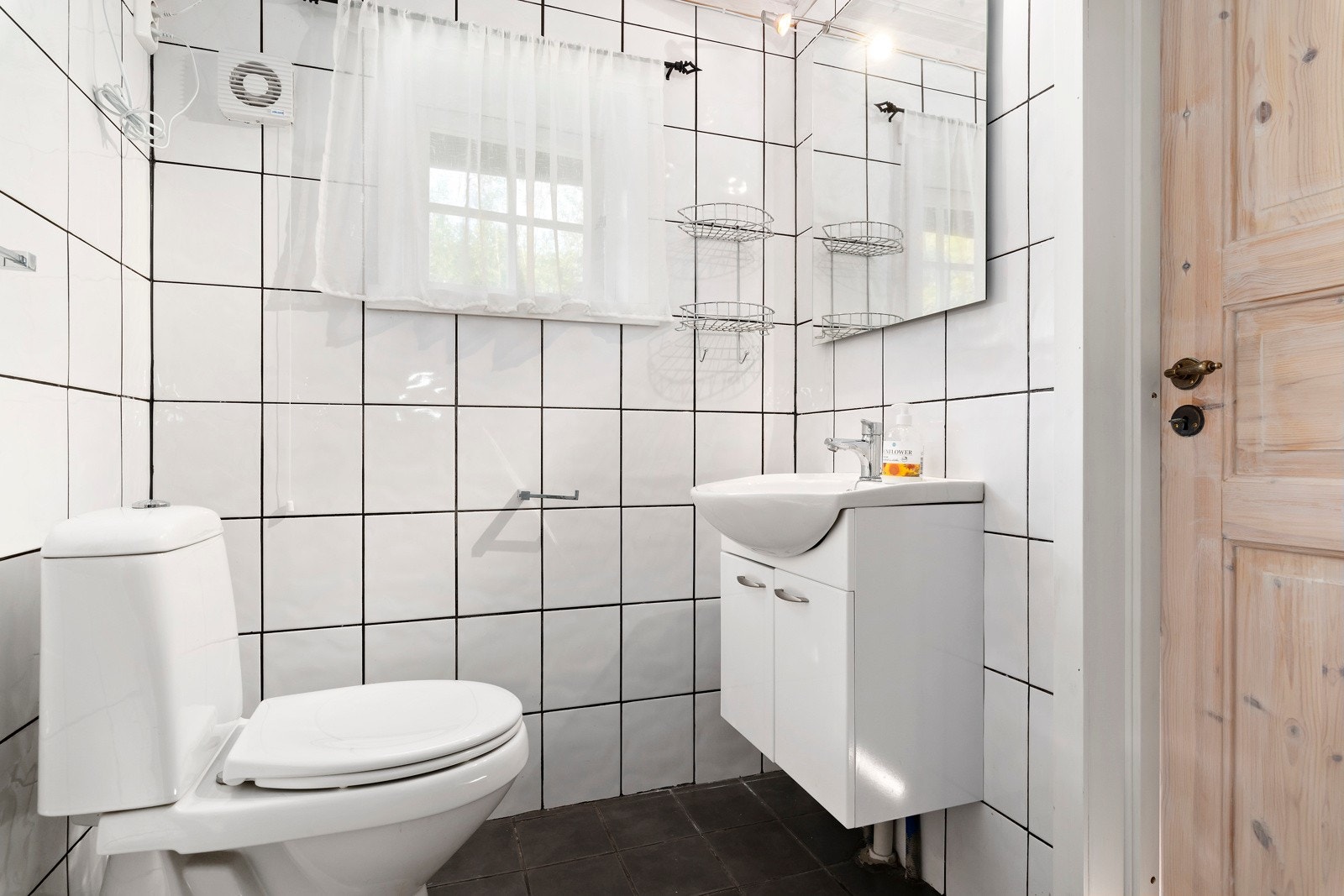 - innredning med servant og toalett. Galleribilde