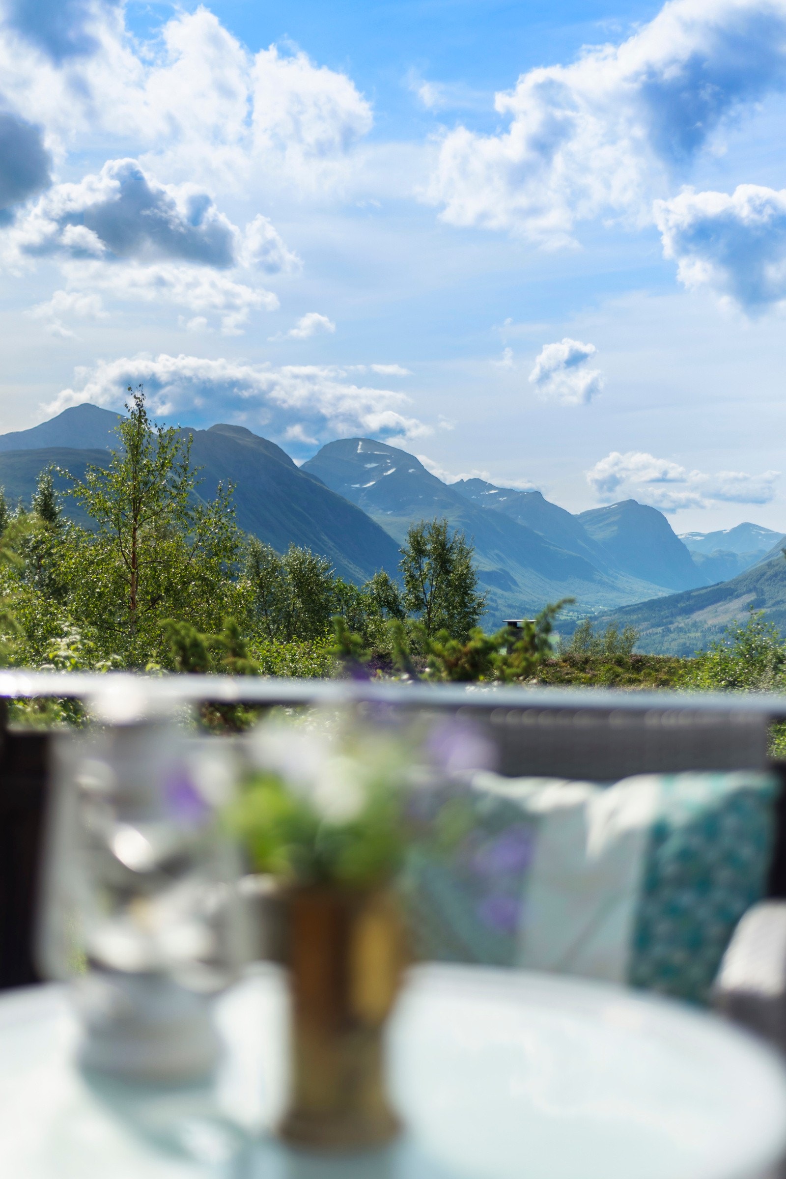 Nydelig utsikt mot Strandadalen og de omkransende fjellene i sør. Galleribilde