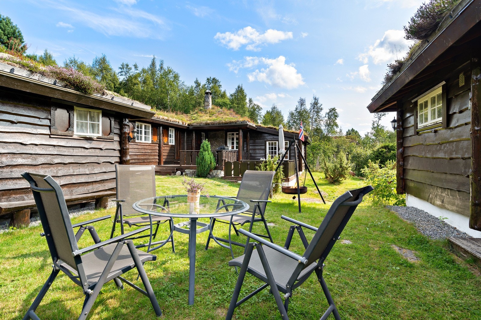 Tuenet er pent opparbeidet med plen og delvis naturtomt. Galleribilde