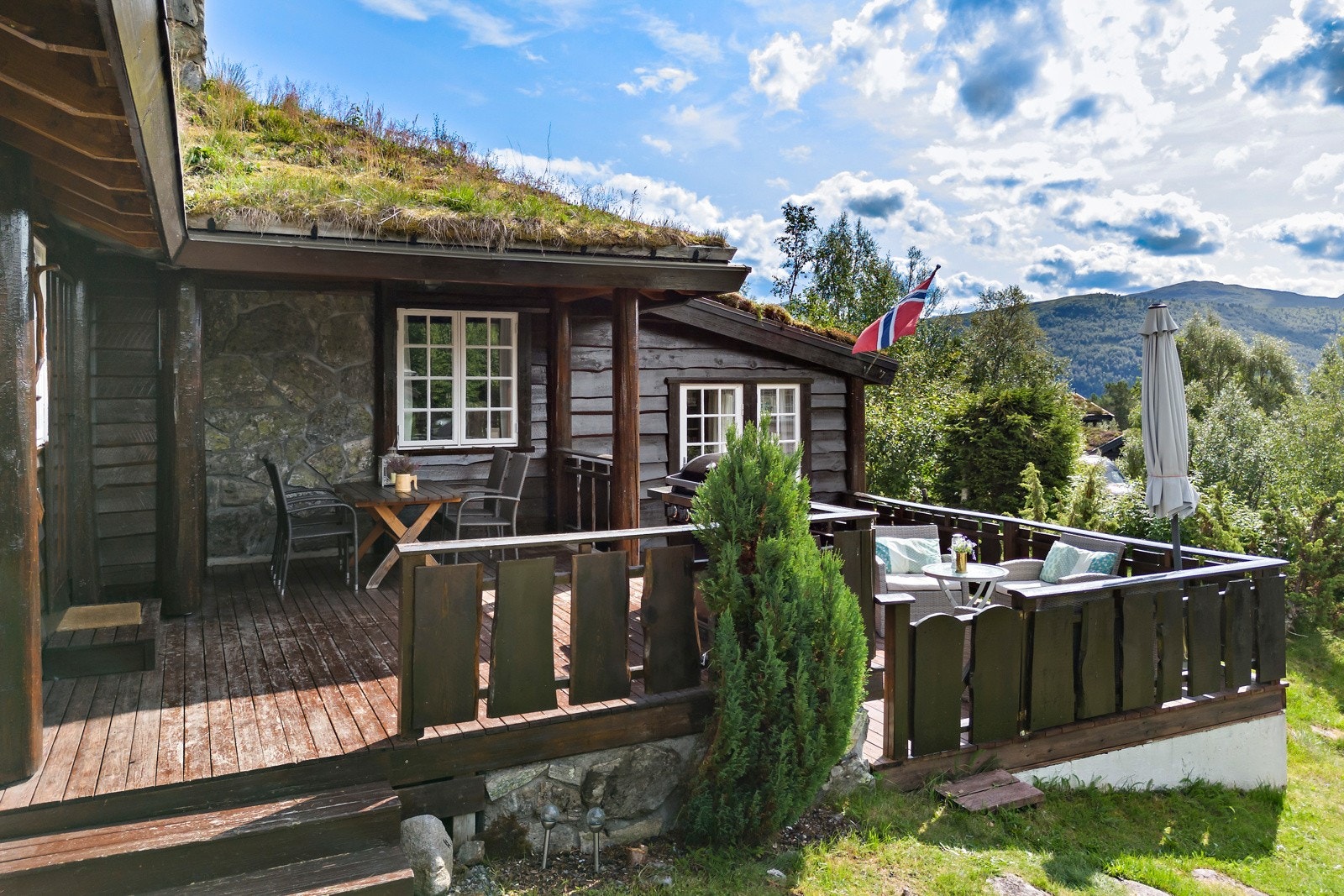 Hovedhytta har stor terrasse over to plan. Her er god plass til utemøbler. Galleribilde