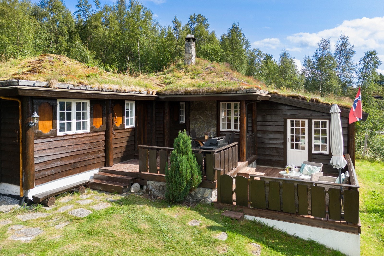 Flott hyttetun med hovedhytte, aneks og badstue. Galleribilde