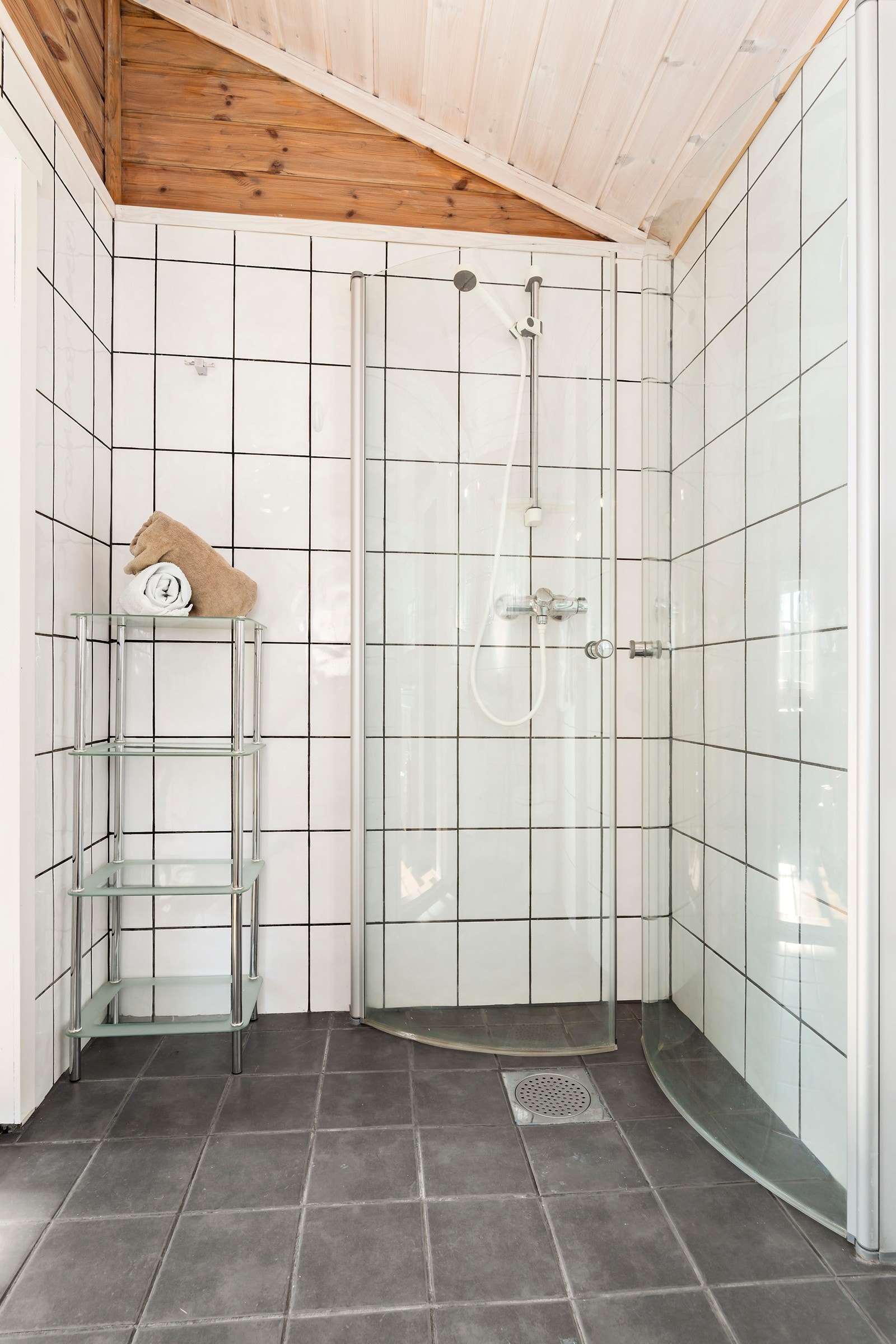 Bad med fliser på gulv og vegger. Her er dusjdører - Galleribilde