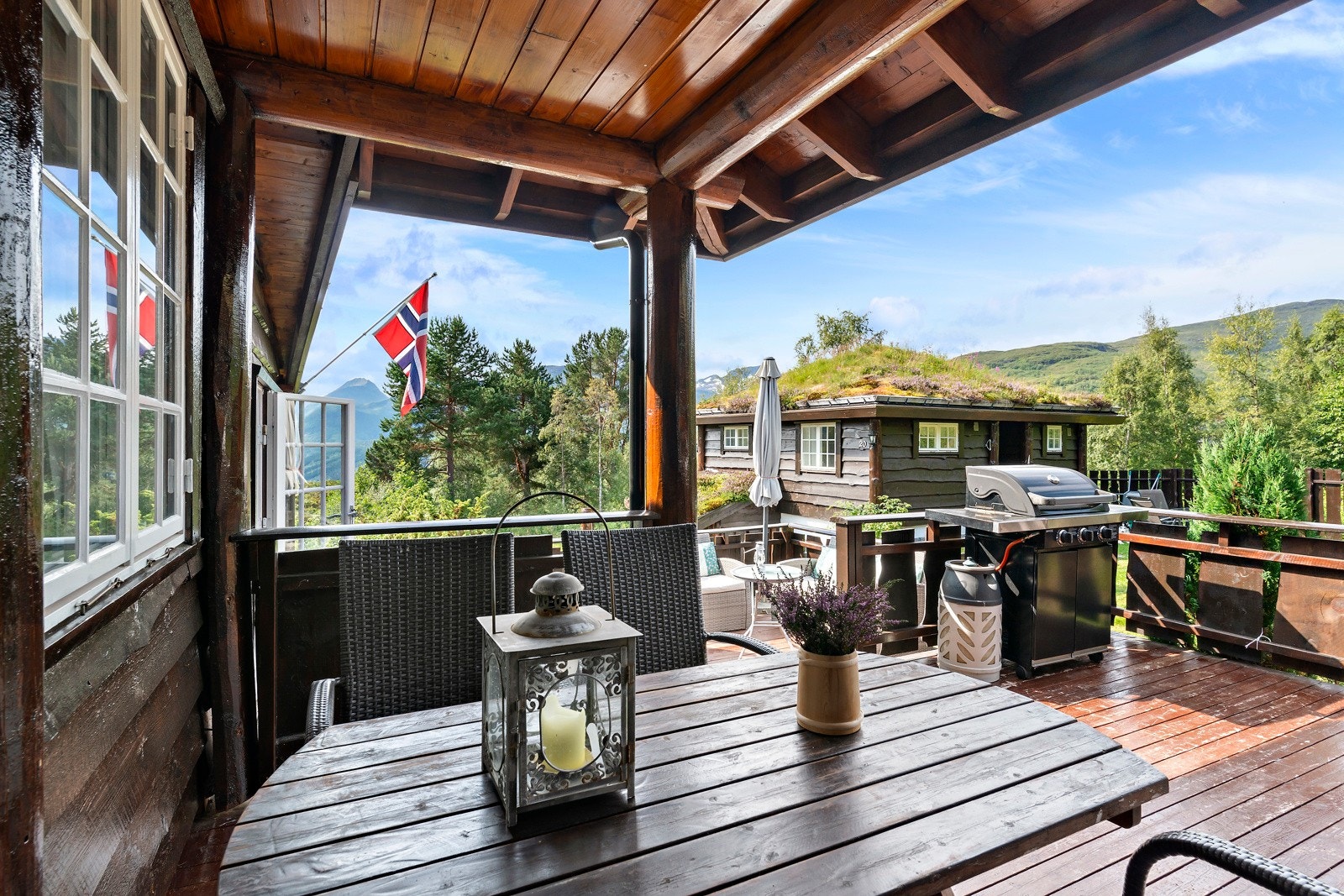 Verandaen er delvis overbygget - et pre på Sunnmøre. Galleribilde