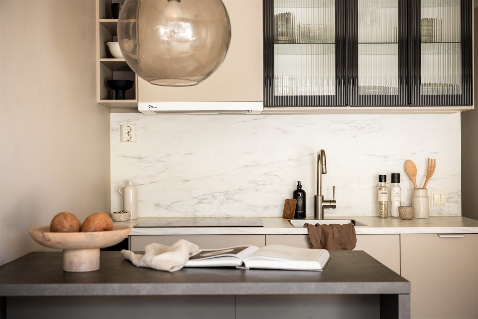 Kjøkkenet har en praktisk kjøkkenøy med masse oppbevaringsplass. Her kan du samle venner for en hyggelig lunsj! Galleribilde