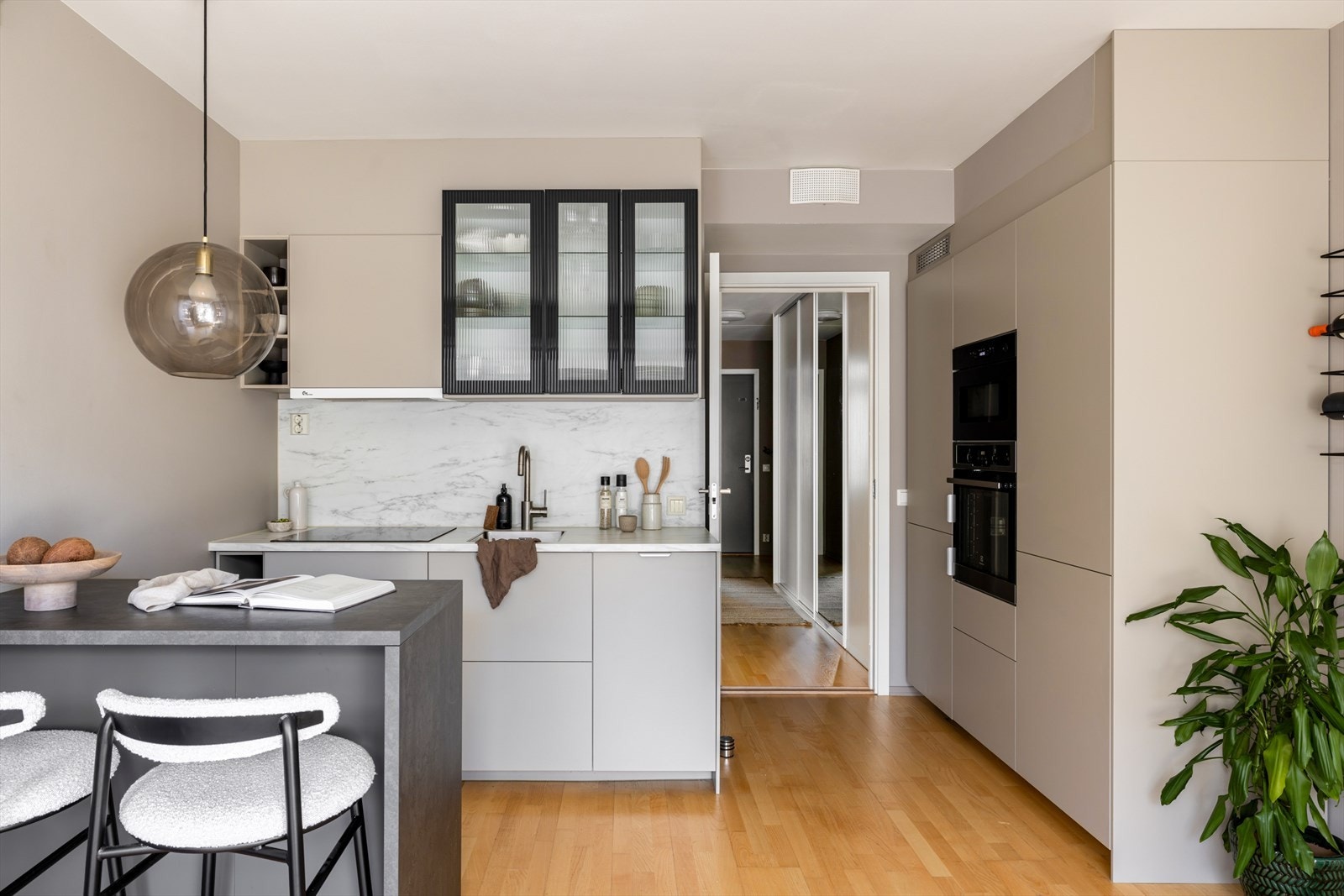 Her får du også et rålekkert kjøkken pusset opp i 2024 med masse praktiske løsninger. Takhøyde på 2,47! Galleribilde