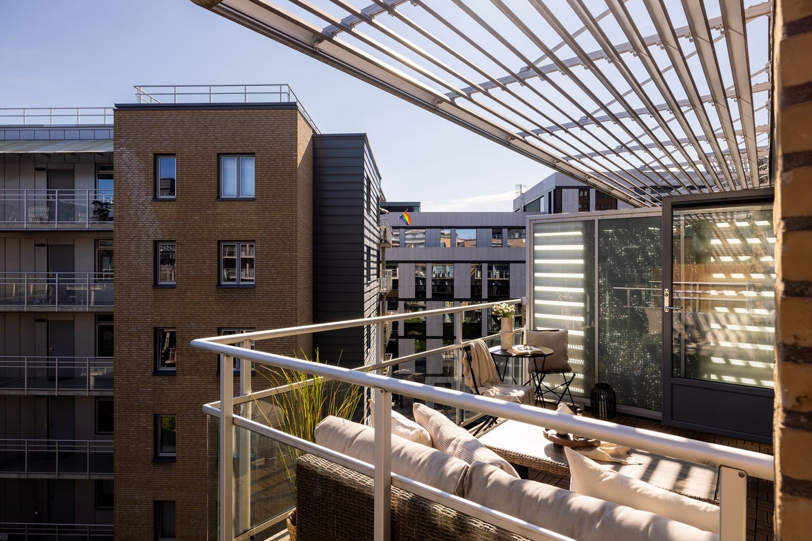 Caroline Ephraim og Jonas Andersen har gleden av å presentere en lys 3-roms leilighet supersentralt mellom Grünerløkka og Tøyen. Velkommen til Herslebs gate 17 C. Galleribilde