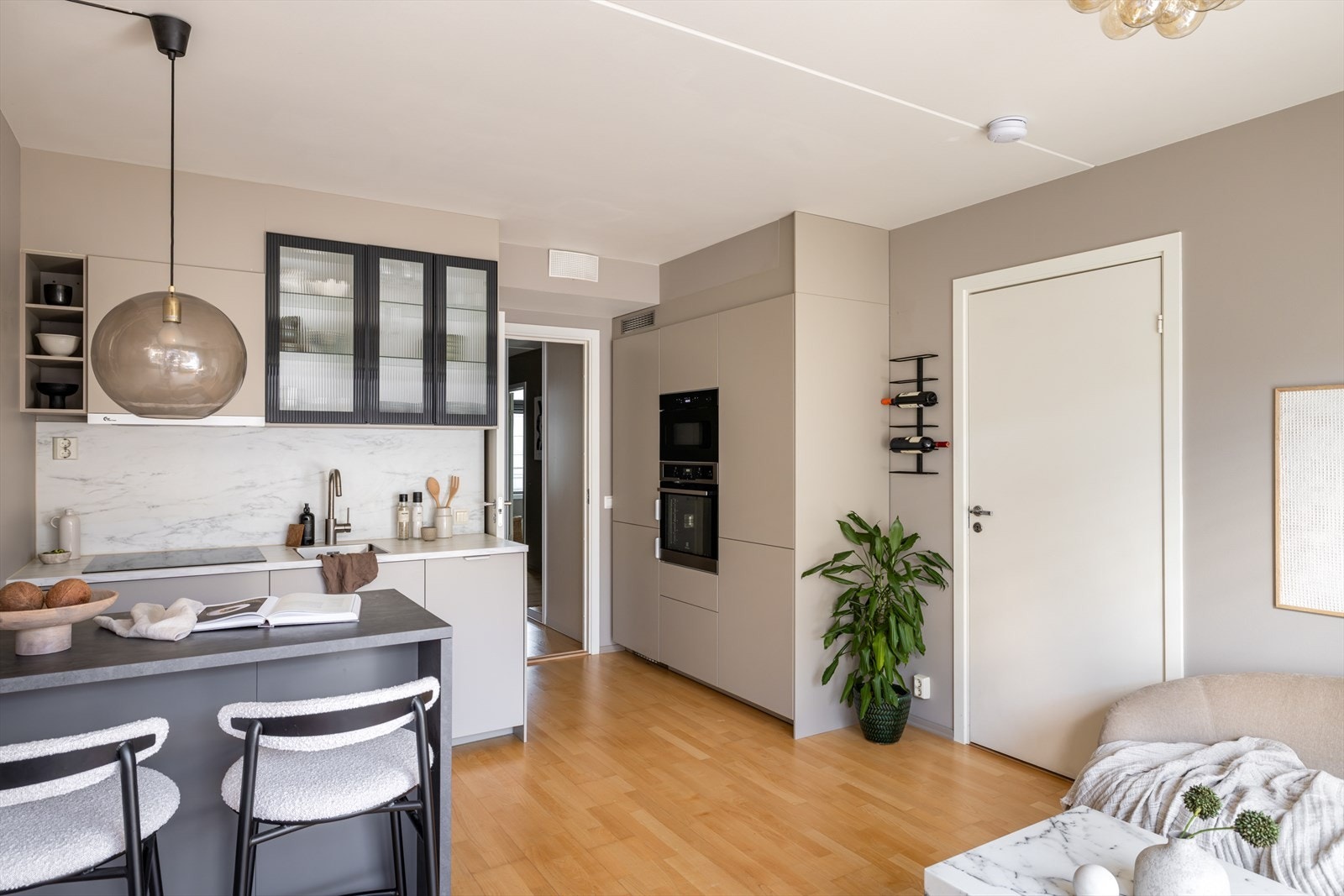 Nyere Ikea kjøkken fra 2024! Her har du mange oppbevaringsmuligheter og skapplass, samt rikelig med oppbevaringsplass i en bod på 5kvm! Galleribilde