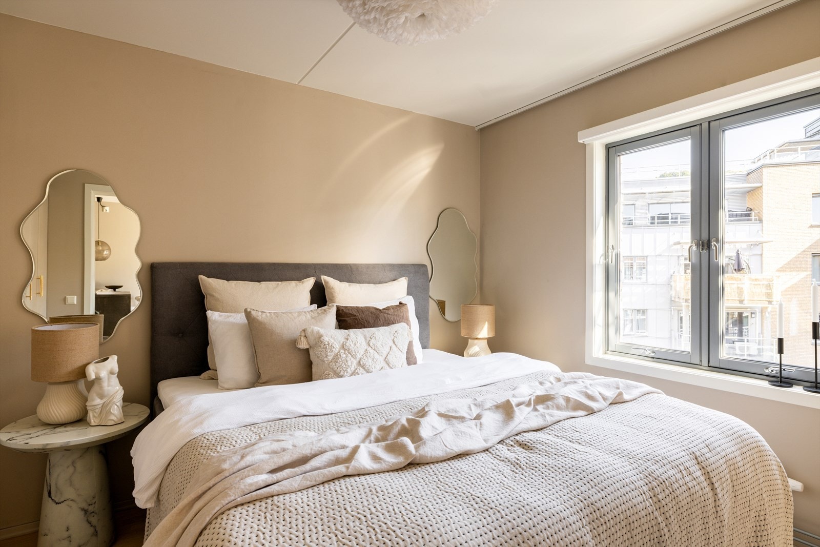 Soverommet er malt i delikate beige toner som gjør rommet mykt og behagelig. Galleribilde