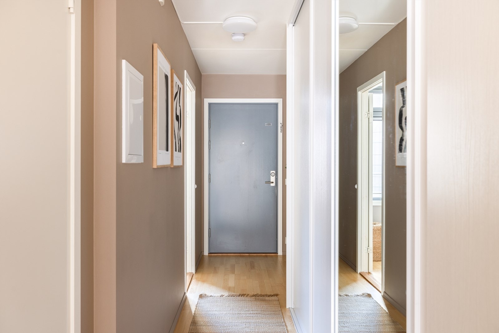 Innbydende gang med god plass til å henge fra seg yttertøy og sko. Galleribilde