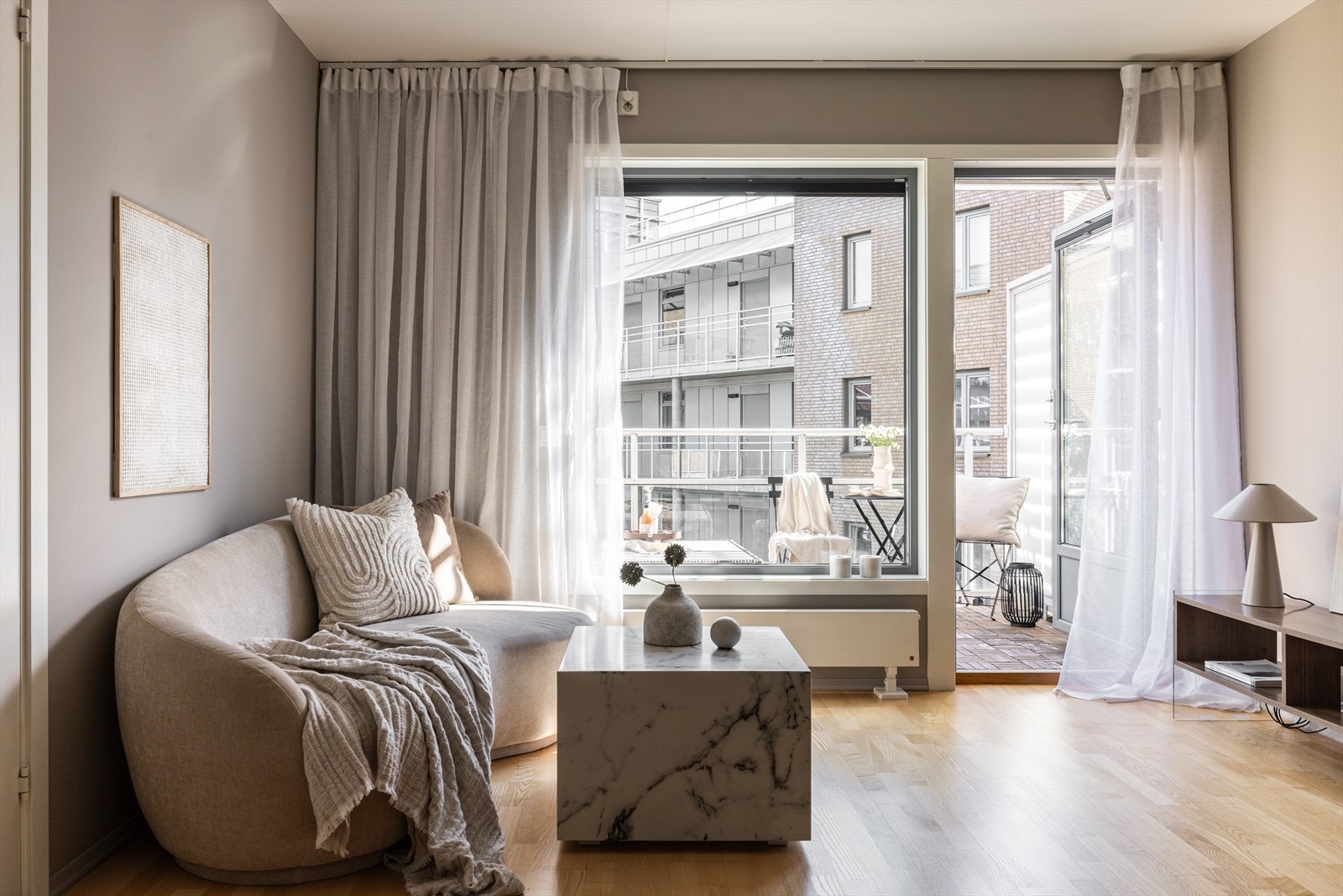 Fra stuen er det utgang til en balkong på hele 9m2. Dette blir en forlengelse av stuen på sommeren! Vinduer og balkongdør med 2-lags glass. Galleribilde