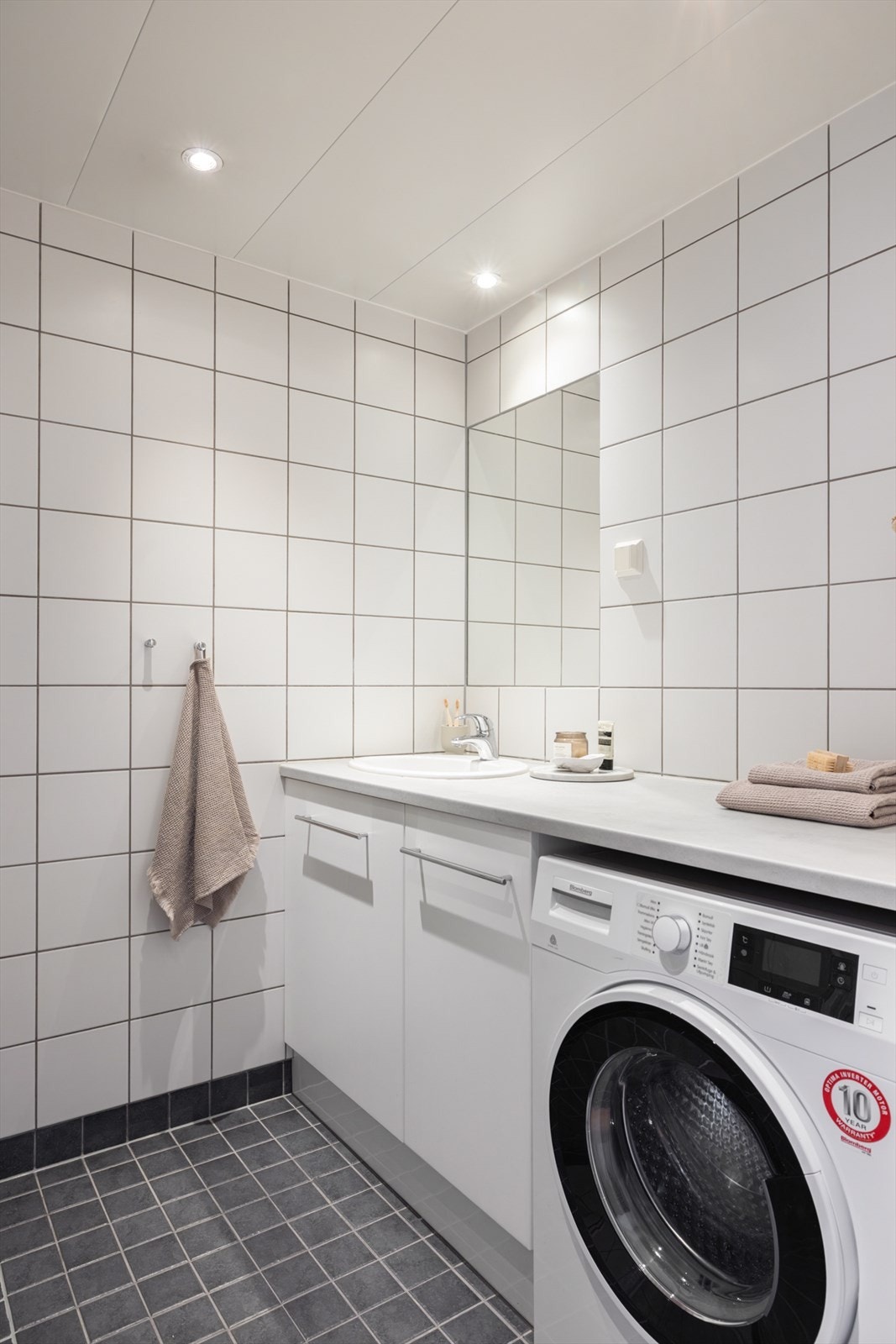 Det er en heldekkende benkeplate som gir deg masse benkeplass samt en underbygd skap med gode oppbevaringsmuligheter. Galleribilde