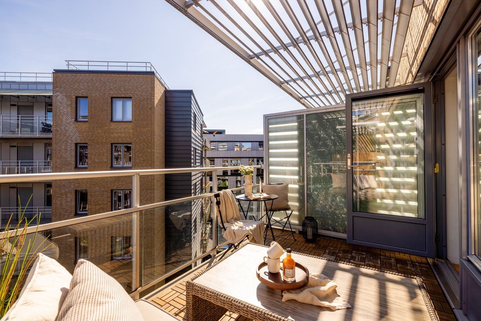 Sydvendt balkong på hele 9m2 med god plass til utemøbler og plass til en elektrisk eller gass-grill. Galleribilde